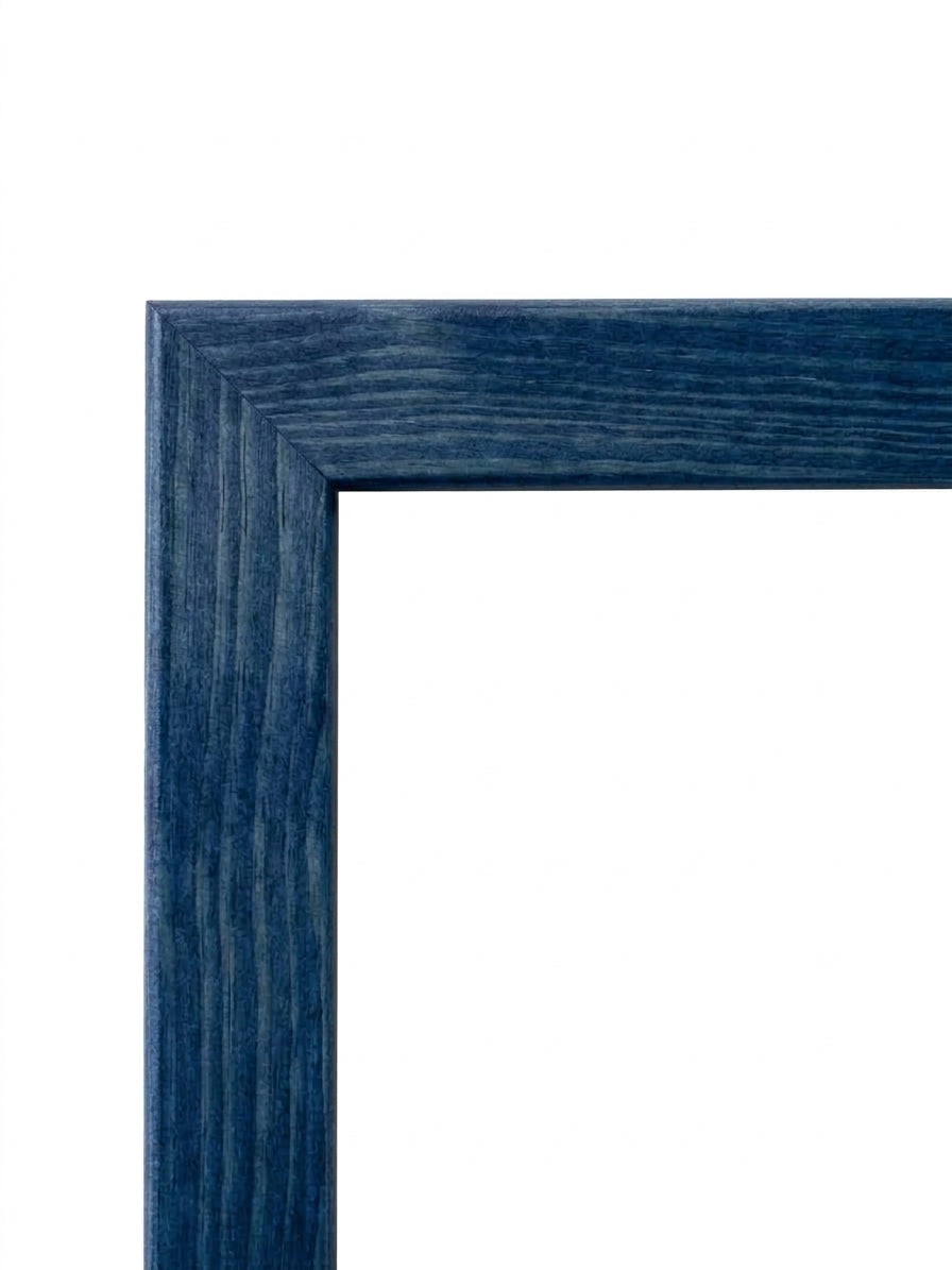 Visa bild i helskärm Tavelram Magnolia i blå (Blue, T1143) – 24 mm bred, platt träram efter mått
